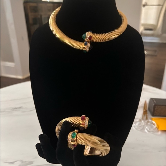 Givenchy Jewel Twist Cable Hinge
Torque Necklace and bracelet set 1980’s - Picture 6 of 15